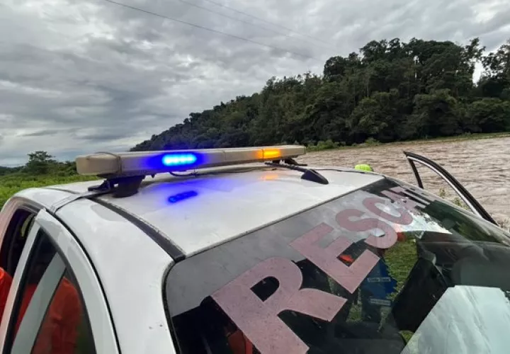 In Panama a River Overflows Causing Four Homes in Los Santos to Sustain Damages