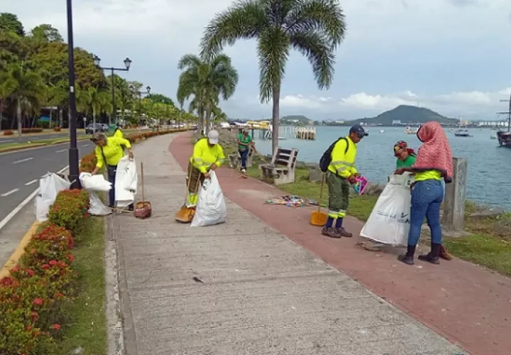The AAUD Cleans the Amador Causeway after the New Year’s Celebrations