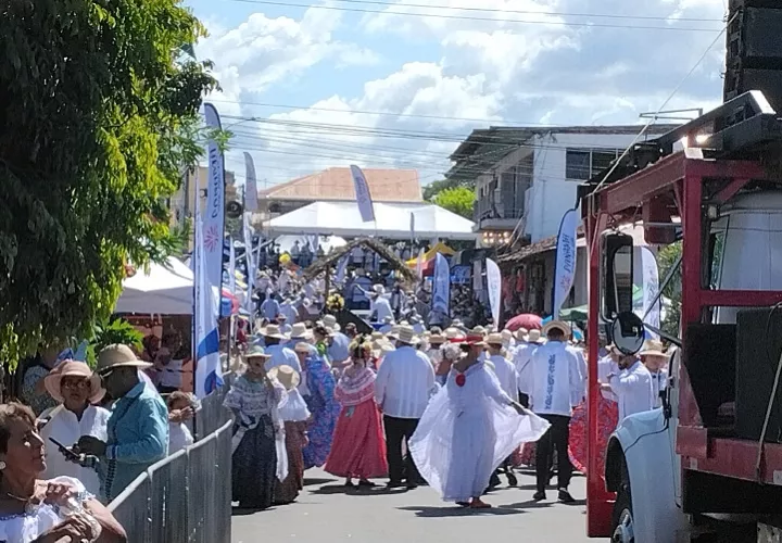 Most Everything Worked Out Well and Under Control at the Thousand Pollera Parade