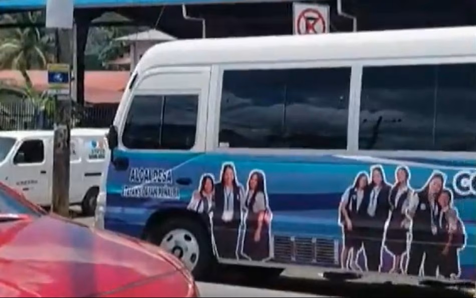 Controversy Over Buses with Mayor Stefany Peñalba’s Photo: Electoral Prosecutor’s Office Inspects Arraiján Municipality