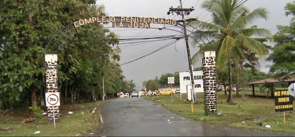 Eight Firearms Seized at La Joya Penitentiary in Panama and One Death Reported