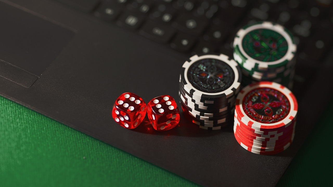 How Online Casinos Balance Jackpots, Slots, and Table Games for Different Players