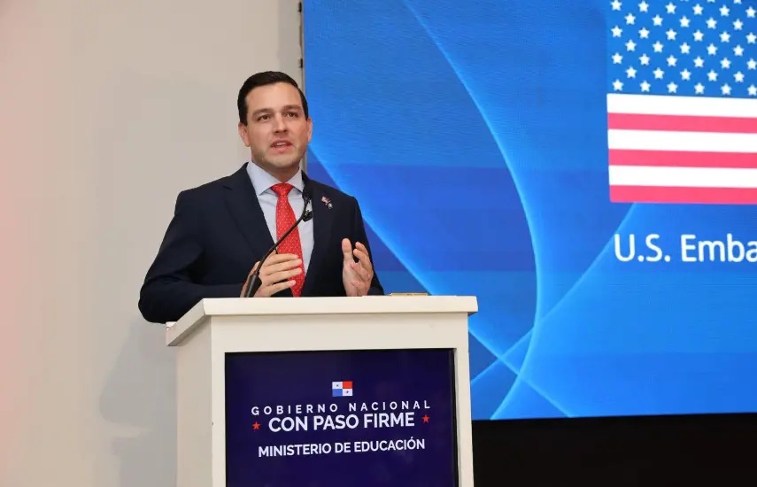 Panama Teachers Get Fifty-Nine Thousand Laptops with US Technology